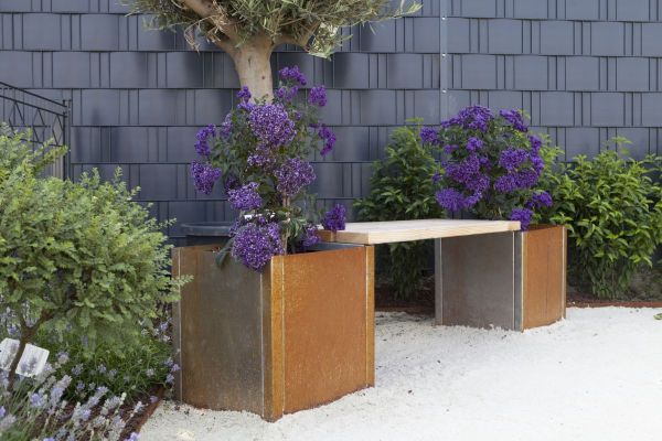 Hier sehen Sie den Doppelöstabgitterzaun MAX mit einem Pfosten Typ A und eingeflochtenem Sichtschutzstreifen BLICKDICHT pro easy light.