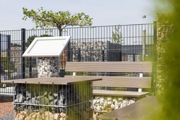 Hier sehen Sie den Doppelöstabgitterzaun Moritz (6/5/6 mm) mit einem Pfosten Typ PM.