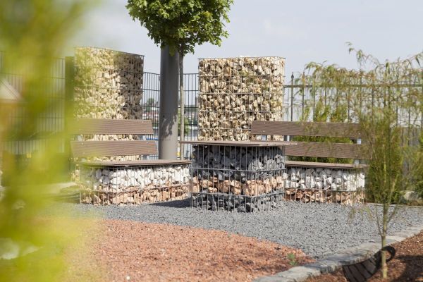 Hier sehen Sie den Doppelöstabgitterzaun Moritz (6/5/6 mm) mit einem Pfosten Typ PM.