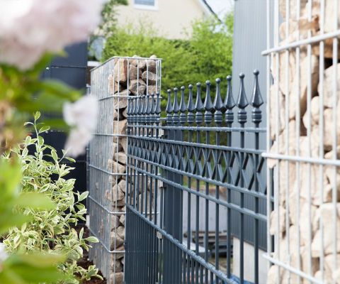 Hier sehen Sie den Doppelöstabgitterzaun Moritz (6/5/6 mm) mit einem Pfosten Typ PM.