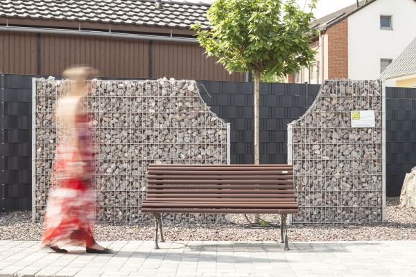 Individuell Zugeschnitten - im Einklang mit der Natur. Im Hintergrund der Sichtschutz pro easy light.