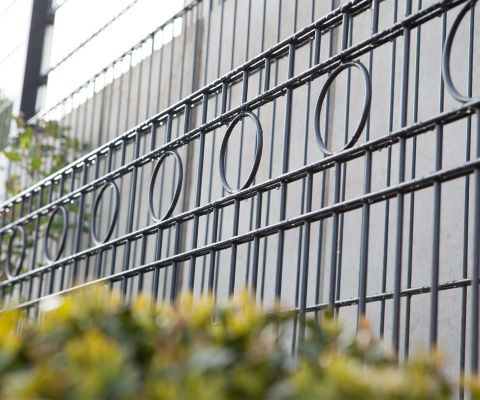 Hier sehen Sie den Doppelöstabgitterzaun Moritz (6/5/6 mm) mit einem Pfosten Typ PM.