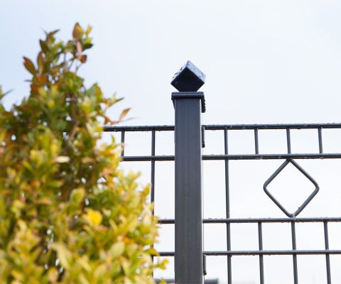 Hier sehen Sie den Doppelöstabgitterzaun Moritz (6/5/6 mm) mit einem Pfosten Typ PM.