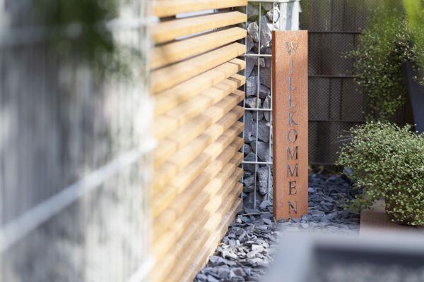 Eine Kombination aus Stahl, Stein und Holz.