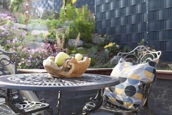 Der witterungsbeständige Sichtschutz für den Außenbereich. Bereits bestehende Doppelstabgitterzäune können mit BLICKDICHT pro easy einfach nachgerüstet werden.